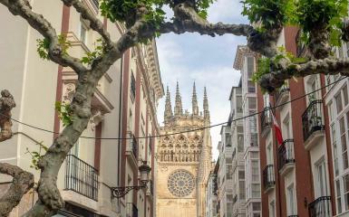 Zdjęcie przedstawia katedrę w Burgos w Hiszpanii
