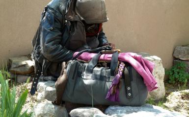 zdjęcie przedstawia osobę siedzącą na ziemi