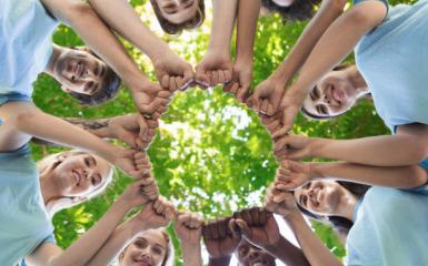 element dekoracyjny przedstawiający trzymające sie dłonie