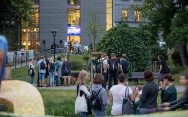 zdjęcie przedstawia budynek Miejskiej Biblioteki Publicznej oraz uczestników stojących przed fontanną, informacje zostały zawarte w tekście