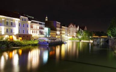 widok na Opolską Wenecję nocą podświetloną