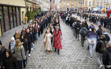 maturzyści tańczą poloneza na Rynku