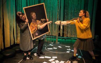 Zdjęcie ze spektaklu "Tchórzofretka" w Opolskim Teatrze Lalki i Aktora, fot. Grzegorz Gajos