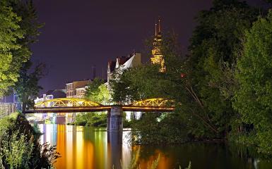 zdjęcie przedstawia żółty mostek nocą