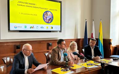 osoby prelegenci, trzech mężczyzn i kobieta