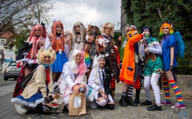 Duża grupa osób przebrana w stroje z mang i anime
