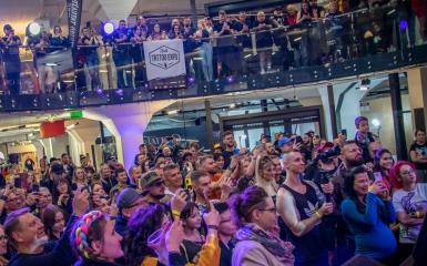 Duża grupa ludzi podczasTattoo Expo Opole