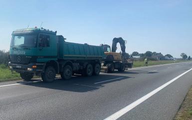 Duży samochód cieżarowy razem z koparką na drodze
