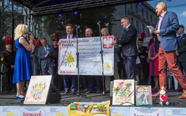 Scena podczas Opolskich Dni Osób Niepełnosprawnych. Na scenie Prezydent Opola oraz inni prelegenci. 