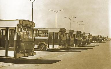 Archwialne zdjęcie przedstawiające autobusy miejskie w latach 80 XX