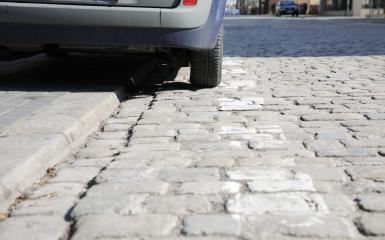 Samochód zaparkowany w wyznaczonym miejscu