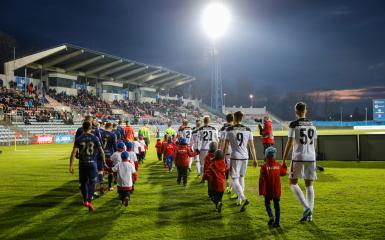 Piłkarze Odry Opole wychodzący do spotkania z GKS-em Bełchatów