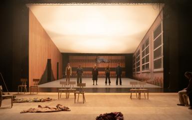 Aktorzy na scenie podczas spektaklu