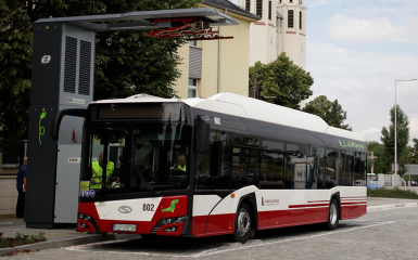 Autobus elektryczny w stacji ładowania