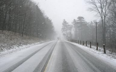 Intensywne opady śniegu w tle ciężarówka 