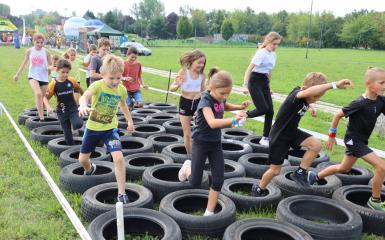 Zdjęcie dzieci biegnących podczas Extreme Run Kids