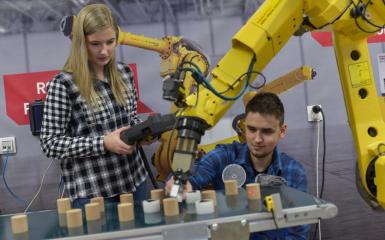 Studenci w pracowni robotycznej