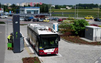 autobus elektryczny mzk opole w zajezdni