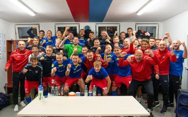Piłkarze Odry Opole cieszą się ze zwycięstwa