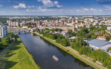 zdjęcie z lotu ptaka, widok na Odrę i miasto Opole