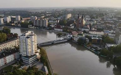 zdjęcie z lotu ptaka na most piastowski, rzekę i katedrę