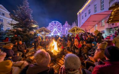 Ludzie przy ognisku na Jarmarku Bożonarodzeniowym w Opolu