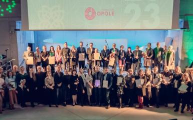zdjęcie laureatów nagrody za osiągnięcia w dziedzinie kultury