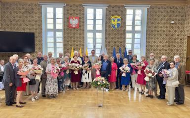 zdjęcie przedstawiające uczestników jubileuszu złote gody w opolskim ratuszu