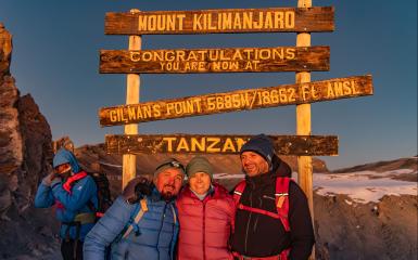 zdjęcie na szczycie kilimanjaro