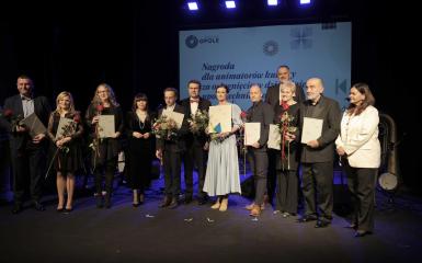 zdjęcie grupowe laureatów nagród w kulturze
