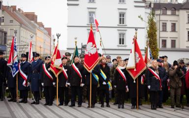 poczty sztandarowe podczas święta Niepodległości