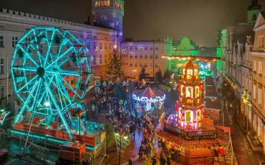 zdjęcie jarmarku bożonarodzeniowego z lotu ptaka