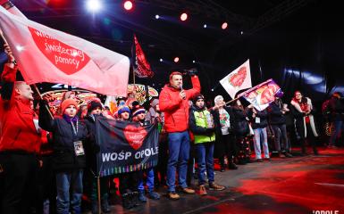 prezydent i tłum dzieci z flagami wielkiej orkiestry światecznej pomocy
