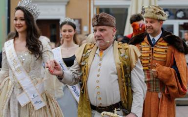 prezydent i maturzyści tańczący poloneza