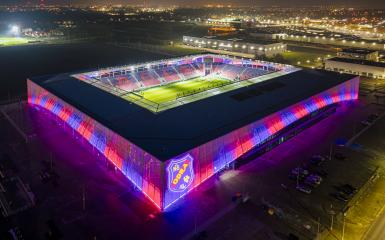 zdjęcie podświetlonego stadionu opolskiego wieczorową porą
