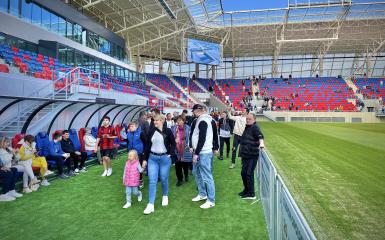ludzie zwiedzający stadion