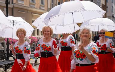 Seniorki w Opolu w kolorowych strojach