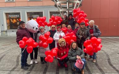 zdjęcie seniorów z czerwonymi balonami