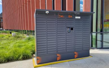 Urzędomat przed wejściem głównym do budynku Centrum Usług Publicznych