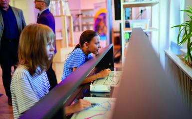 uczniowie podczas zabawy w centrum SOWA