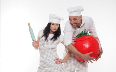 kobieta z wałkiem i mężczyzna z pomiorem