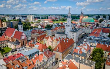 zdjęcie z drona pokazujace centrum miasta