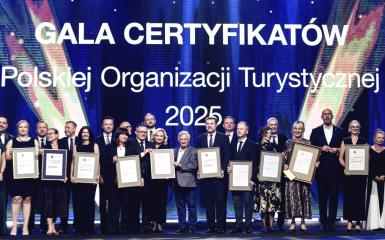 Gala certyfikatów Polskiej Organizacji Turystycznej, laureaci na scenie