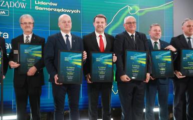 zdjęcie nagrodzonych wraz z prezydentem miasta Opola