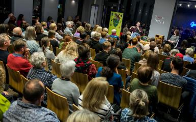 publiczność podczas spotkania w bibliotece