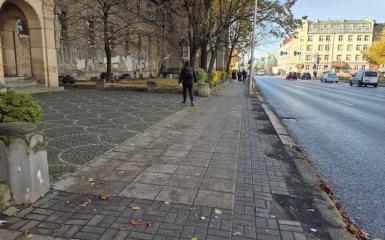 Zdjęcie chodnika przy ulicy Ozimskiej 