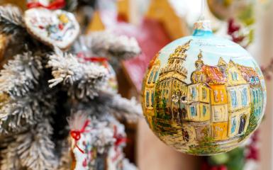 zdjęcie ręcznie malowanej bombki