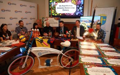 konferencja prasowa, przedmioty na licytacje WOŚP, mikrofony, osoby