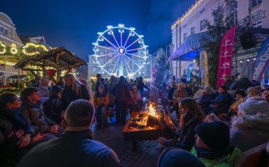 zdjęcie ogniska i jarmarku bożonarodzeniowego