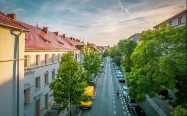 ulica, zieleń, kamienice, chodnik
